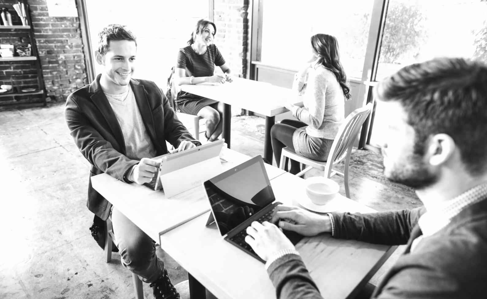 Profesionales participando en evento empresarial interactivo