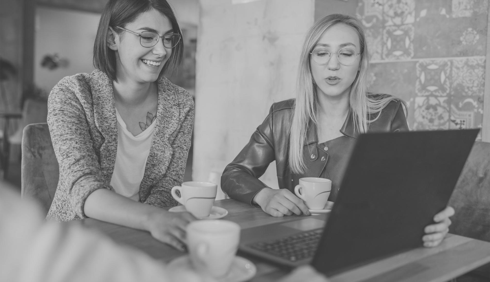 Participantes interactuando durante webinar de negocios